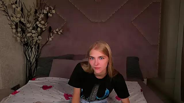 4example_Chloe from StripChat is Freechat