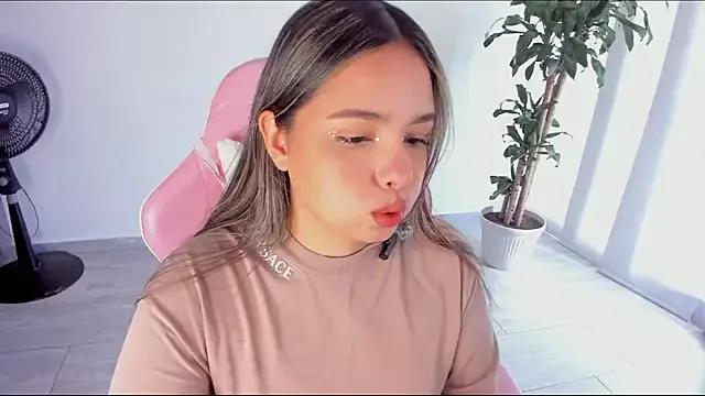 Alana_Banana_ from StripChat is Freechat