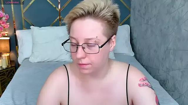 AlexandraGreen from StripChat is Freechat