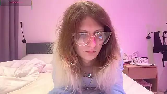 AlicePinkhead from StripChat is Freechat