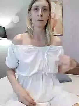 AvelinaLeoni from StripChat is Freechat