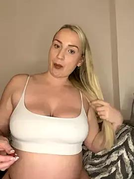 BootyQueenApril from StripChat is Freechat