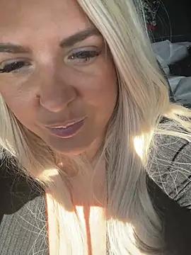 Bustyblondebabe32 from StripChat is Freechat