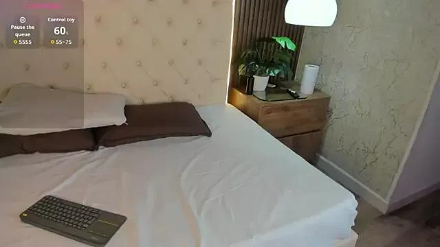 Camiila_rosse from StripChat is Freechat