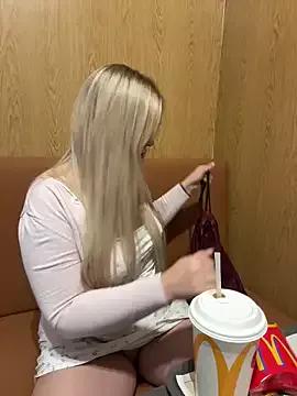 CherryAuroraa from StripChat is Freechat