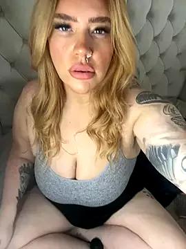 CurvyGirlMyla from StripChat is Freechat