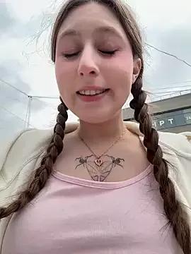 cuteperseon from StripChat is Freechat