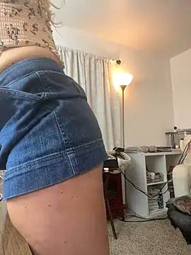 EllaSnow from StripChat