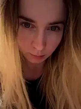 ellieen from StripChat is Freechat