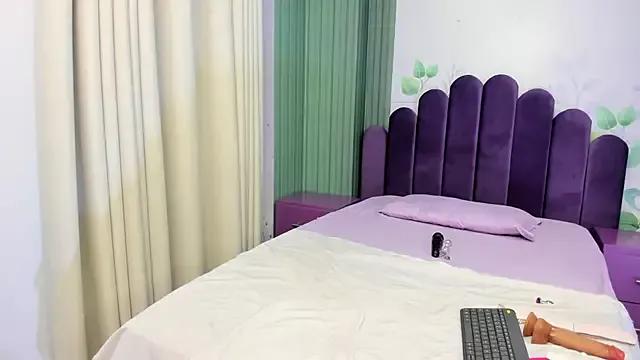 Emelyross_ from StripChat is Freechat