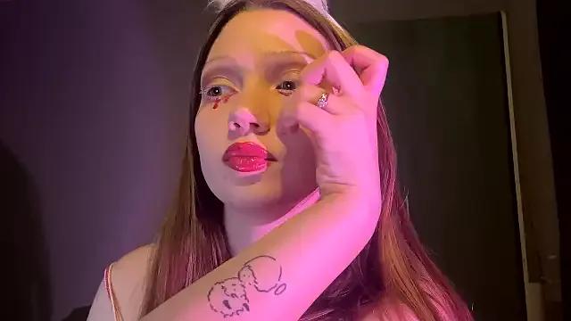 EmiIyKitty from StripChat is Freechat