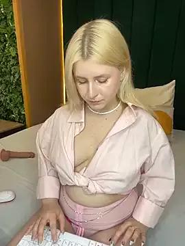 EmilyHart from StripChat is Freechat