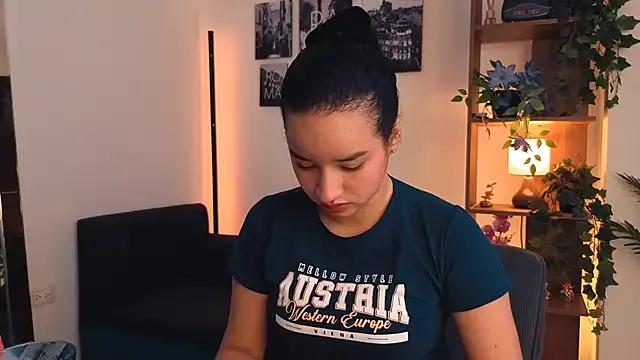 emilyrouxe from StripChat is Freechat