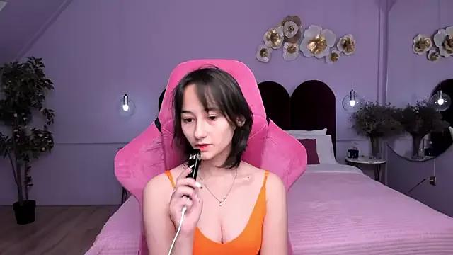 EmilySwonn from StripChat is Freechat