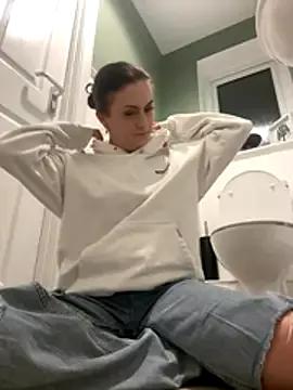 EmLovesxx from StripChat is Freechat