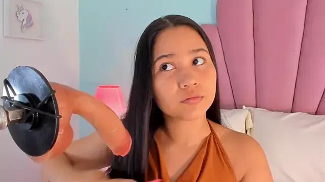 emma_clarke_ from StripChat is Freechat