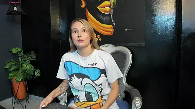 Emmaa_white_ from StripChat is Freechat