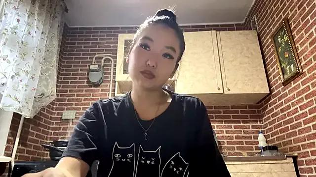 EmmaLeexth from StripChat is Freechat