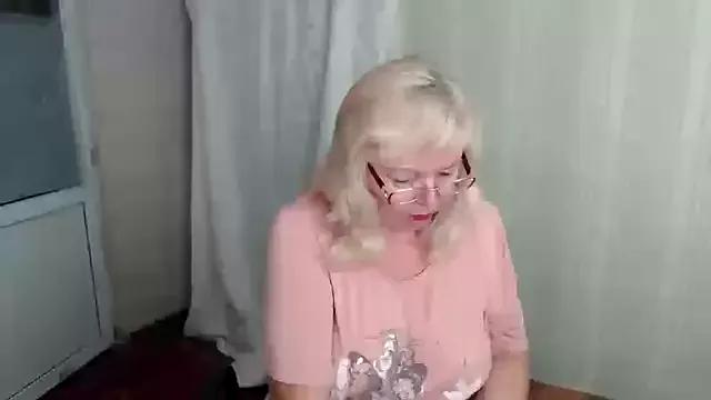 EvelynLoveShy from StripChat is Freechat