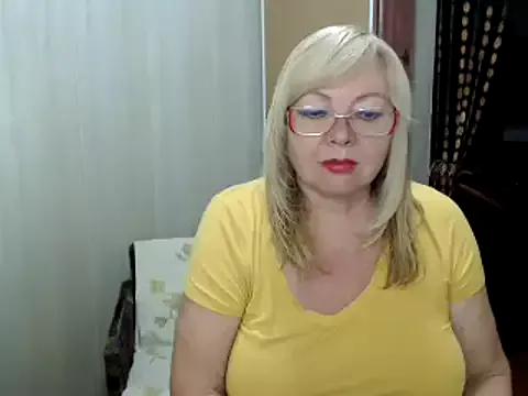 EvelynLoveShy from StripChat is Freechat