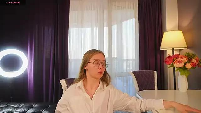 HarrietGeorge from StripChat is Freechat