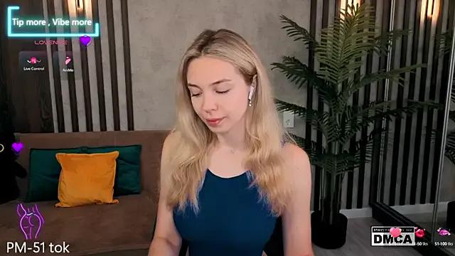 Holl1Would from StripChat is Freechat