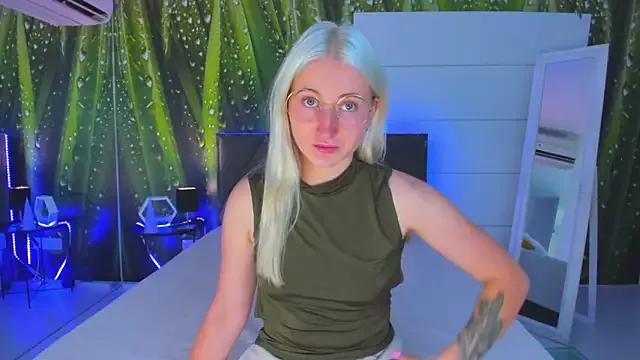 HollyTailors from StripChat is Freechat