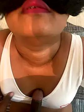 Photos of HoneyedPortal from StripChat is Freechat