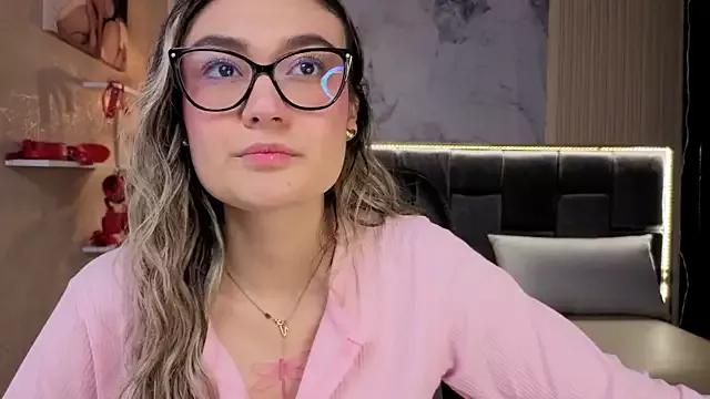 Im-Lola from StripChat is Freechat