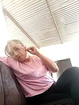 Isabel23zr from StripChat is Freechat