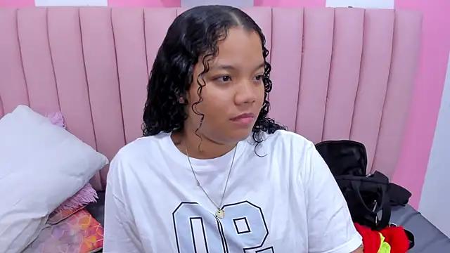 ISABELLA_020 from StripChat is Freechat