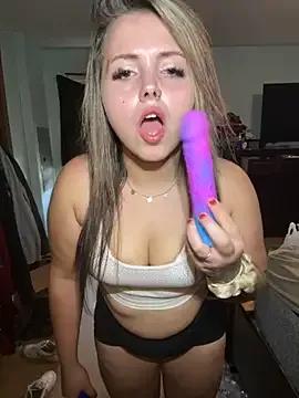 JuicyExxxperience from StripChat is Freechat