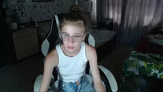 Kira_honeyy from StripChat is Freechat