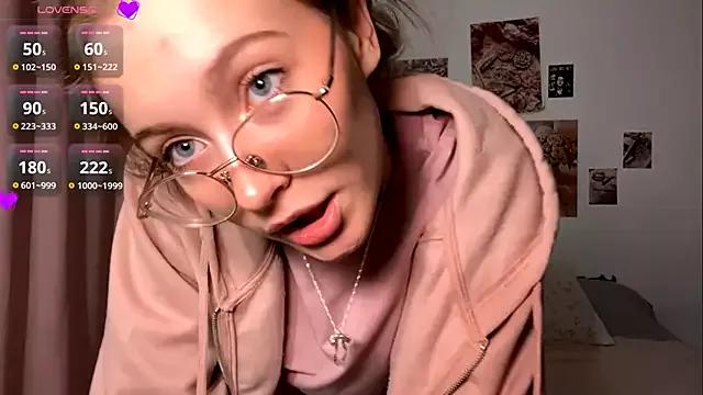 Kira_Sanders from StripChat is Freechat