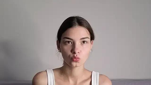 laura_ra from StripChat is Freechat