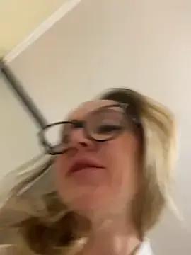 LauraDavis from StripChat is Freechat