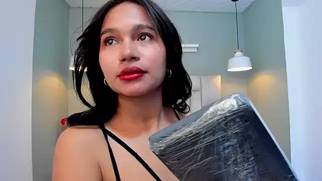 Lauraglowing_ from StripChat is Freechat