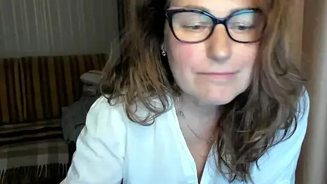 lauraoven from StripChat is Freechat