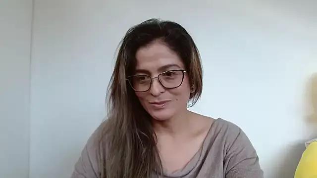 linda-mature43 from StripChat is Freechat