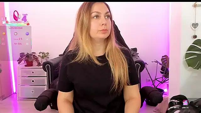 LindaWhite_ from StripChat is Freechat