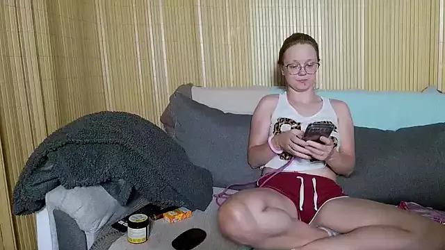 little-leni from StripChat is Freechat
