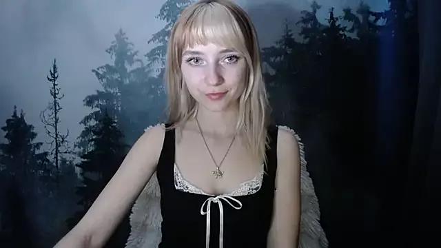 LuciaYoung from StripChat is Freechat