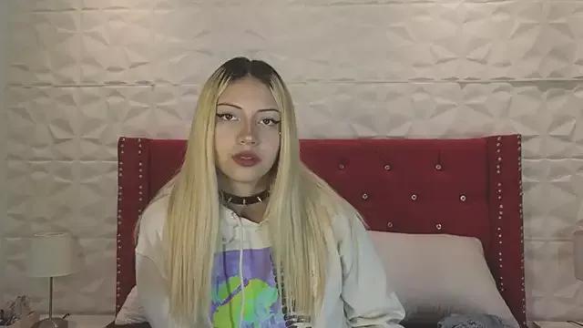 Lucy_n_pink from StripChat is Freechat