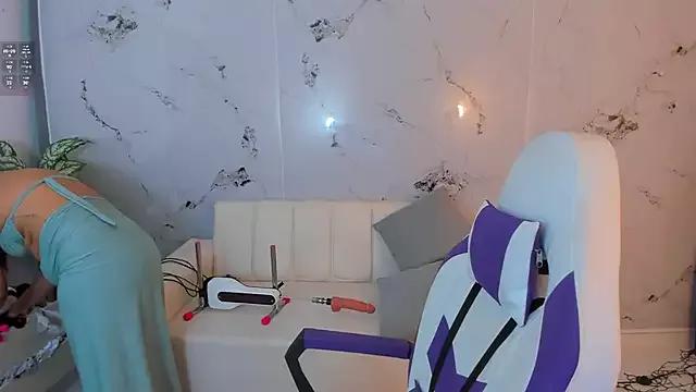 Lucy_Strong from StripChat is Freechat