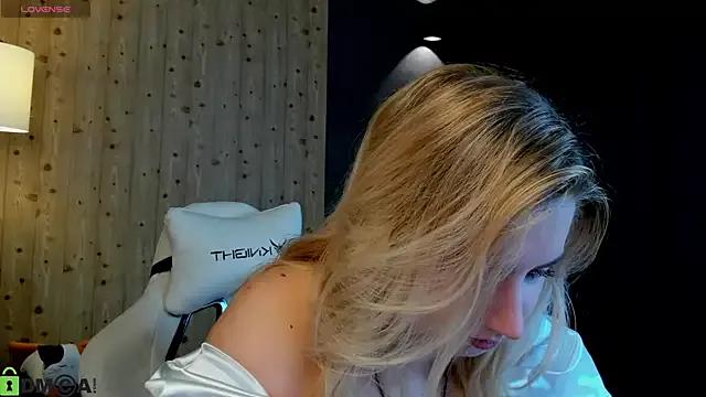 LunasShine from StripChat is Freechat