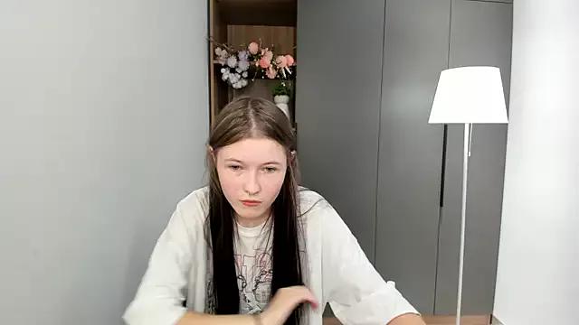 LynHillaire from StripChat is Freechat