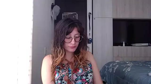 mariana124- from StripChat is Freechat