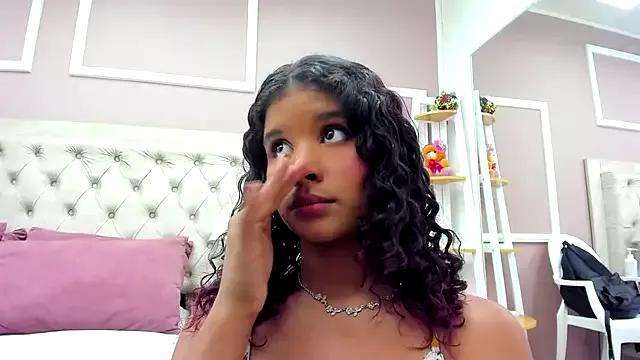 merlyaluna from StripChat is Freechat