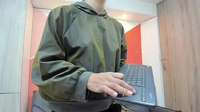 Mhelanny2 from StripChat is Freechat