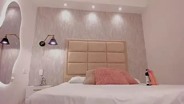 MiaaCollinss_ from StripChat is Freechat